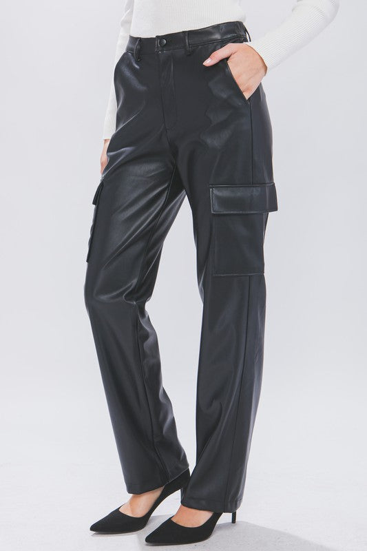Pantalón de cuero sintético con bolsillos cargo grandes